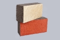 Block mit einer Schicht aus texturierten «Ragged Stone» (weiß, rot)